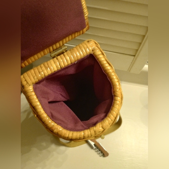 Wicker Wine Barrel Basket with shoulder strap and bottle opener - Picture 4 of 5